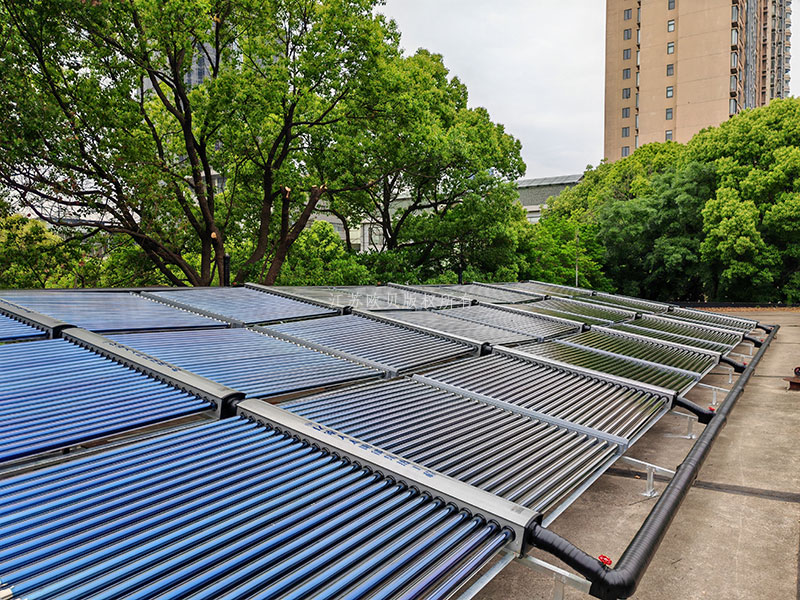 【圖片】180平真空管太陽能集熱器+2臺空氣源熱泵系統
